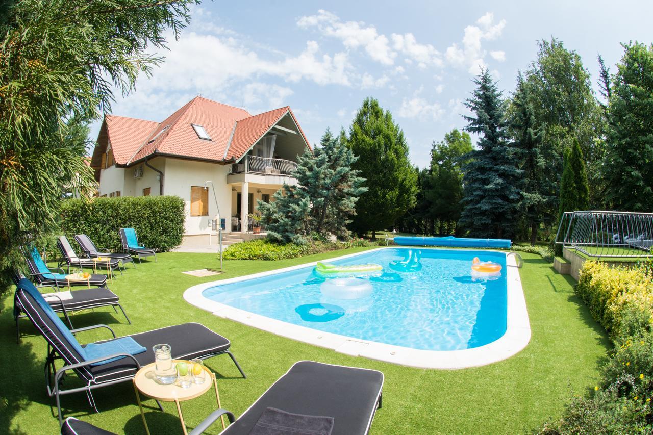 Villa Oliva Boutique Rooms Zamárdi Exterior foto